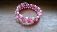 Bracelet avec perles de fantaisies roses camaieu